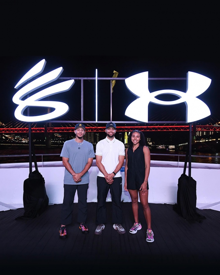 赛斯-库里：在中国感受到的爱与热情是无与伦比的 谢谢你重庆🏀