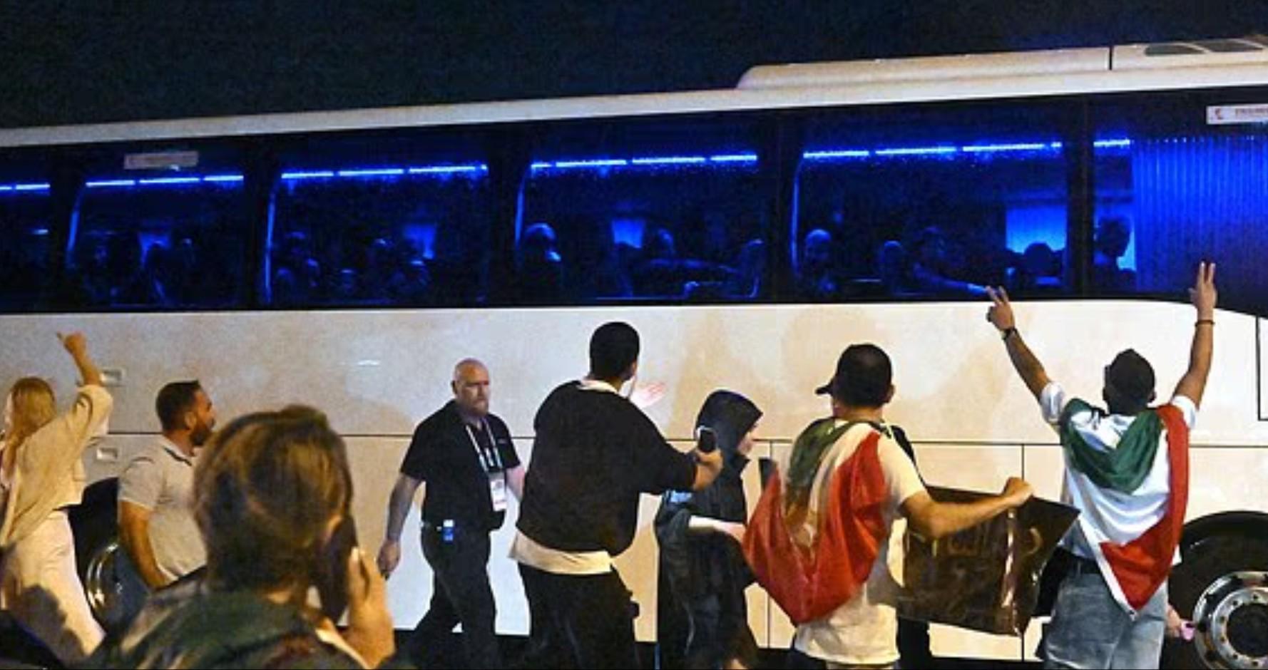 开云体育在线-伊朗女足手语比出求救讯号,伊朗球迷围堵大巴呼吁保护球队成员