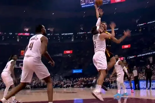 开云体育官网-丹尼尔斯跳步抛投打进，老鹰打出一波17-8追平骑士